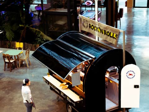Remorque food truck noire de Rock’n Rolls vue du dessus