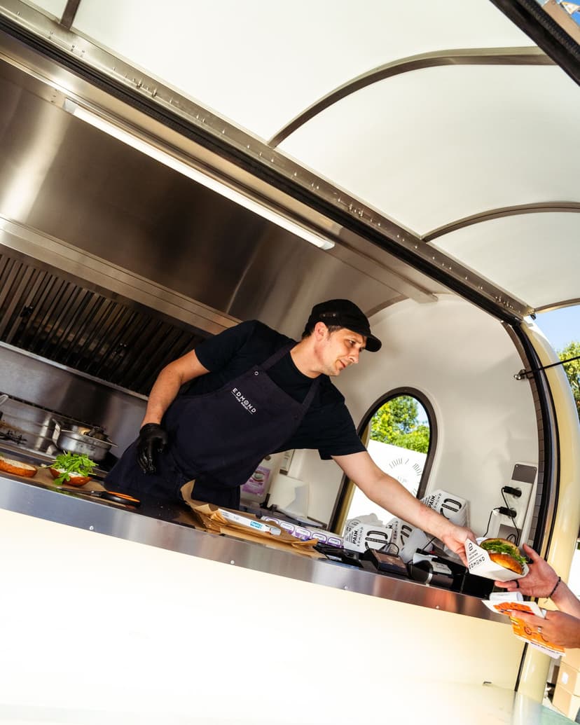 Ouvrir un food truck friterie : la remorque, les friteuses, le service