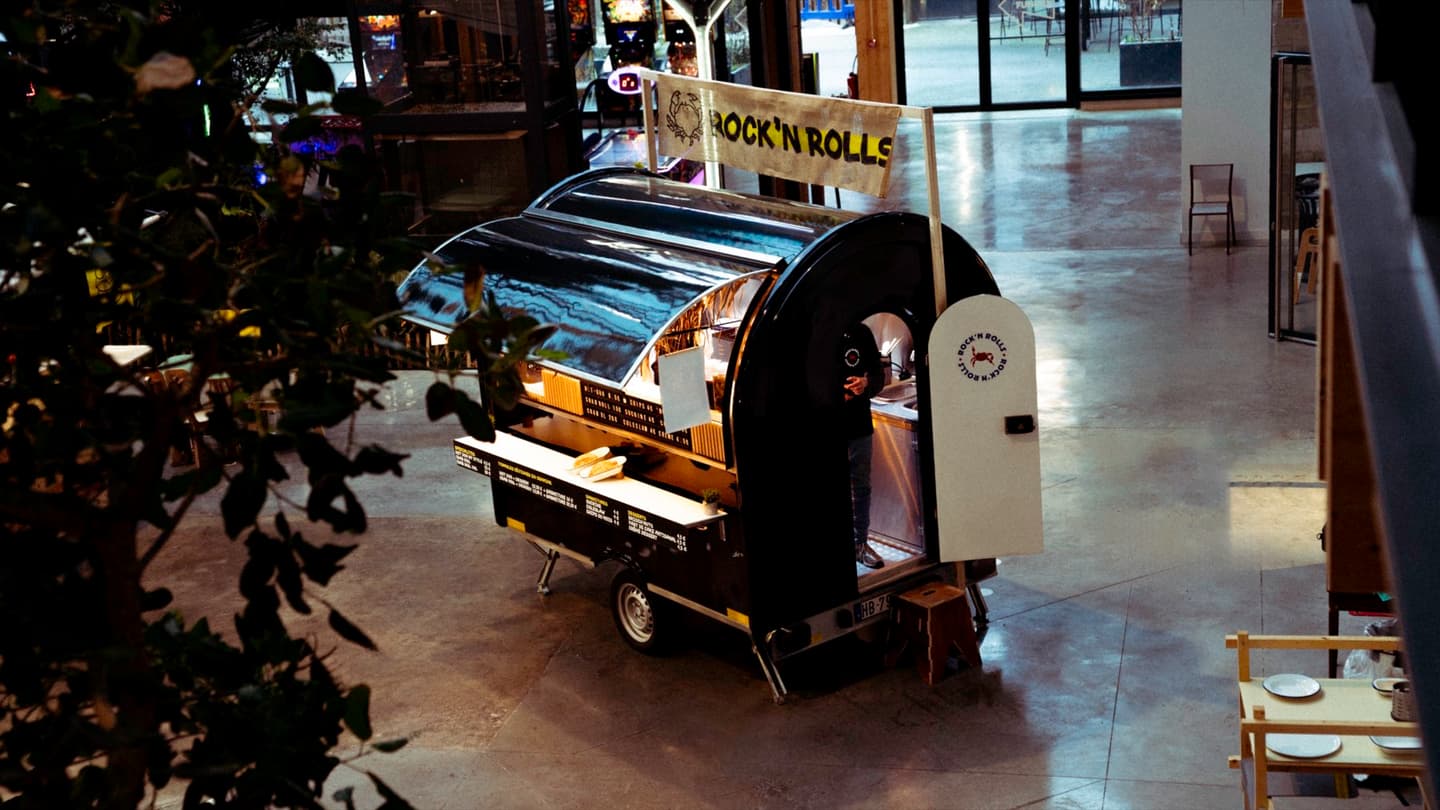 Une remorque Food Truck Store en service dans un food court, vue d’en haut