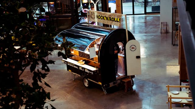 De foodtrailer Chef+ BOLD van Rock’n Rolls in een foodcourt, van bovenaf gezien