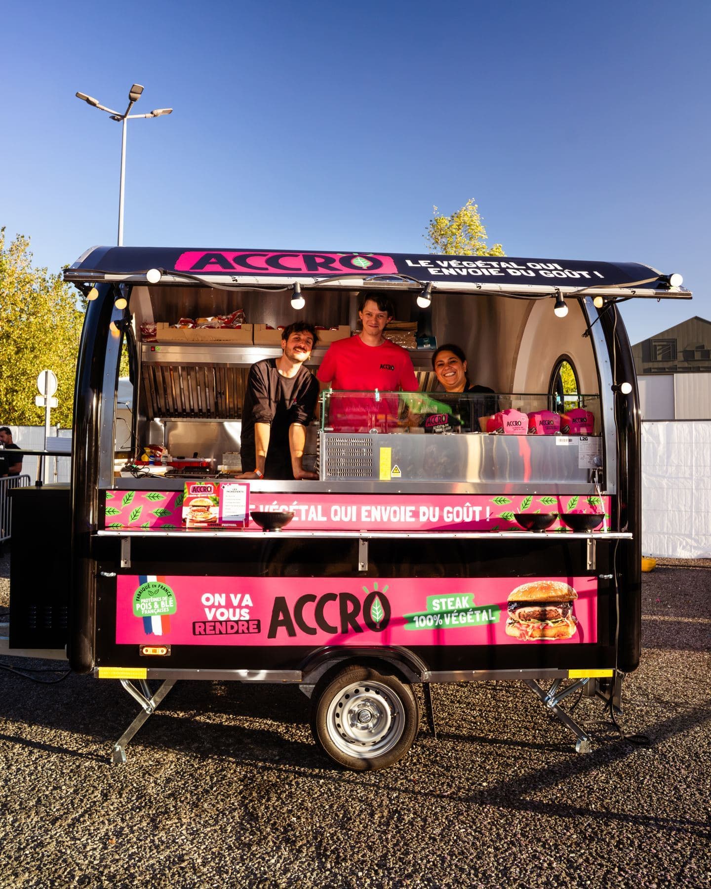 Remorque food truck noire en plein service, des clients au comptoir