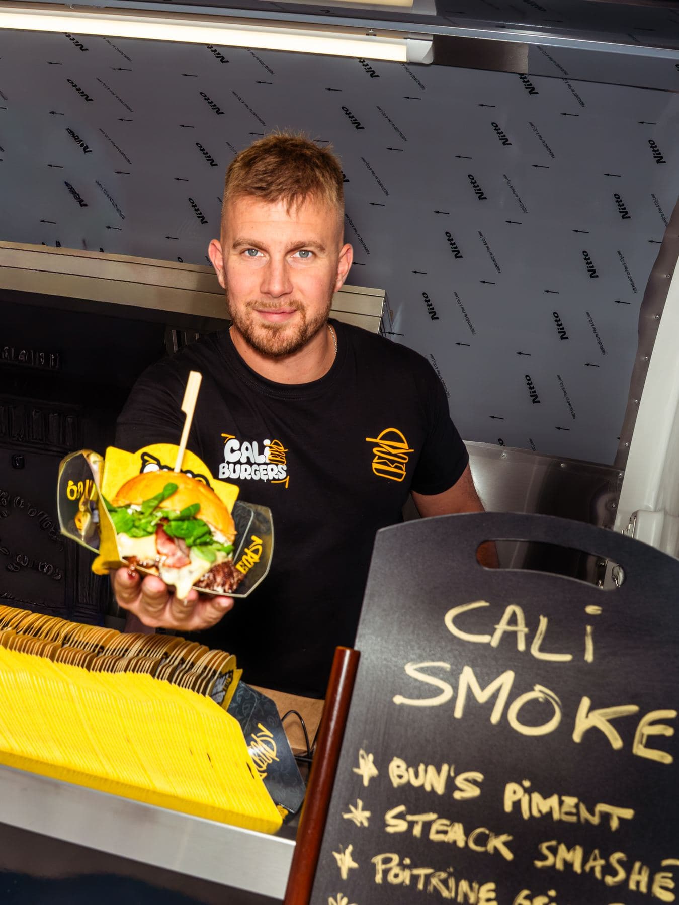 Burger servi depuis une remorque food truck Food Truck Store