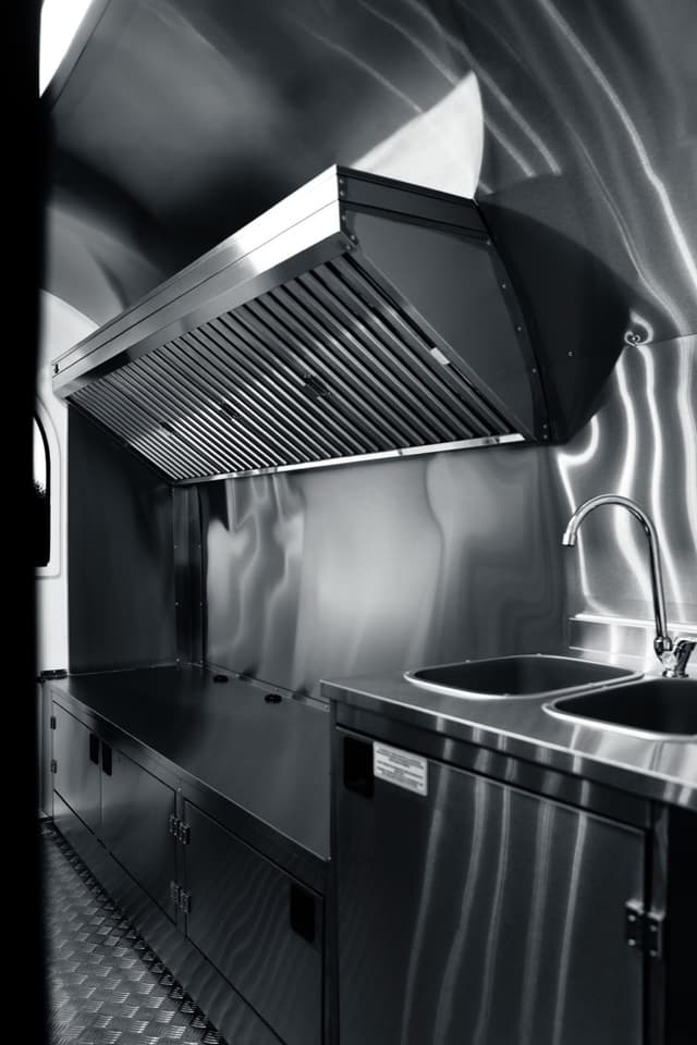 Abzugshaube und Arbeitsflächen aus Edelstahl im Imbissanhänger Chef+