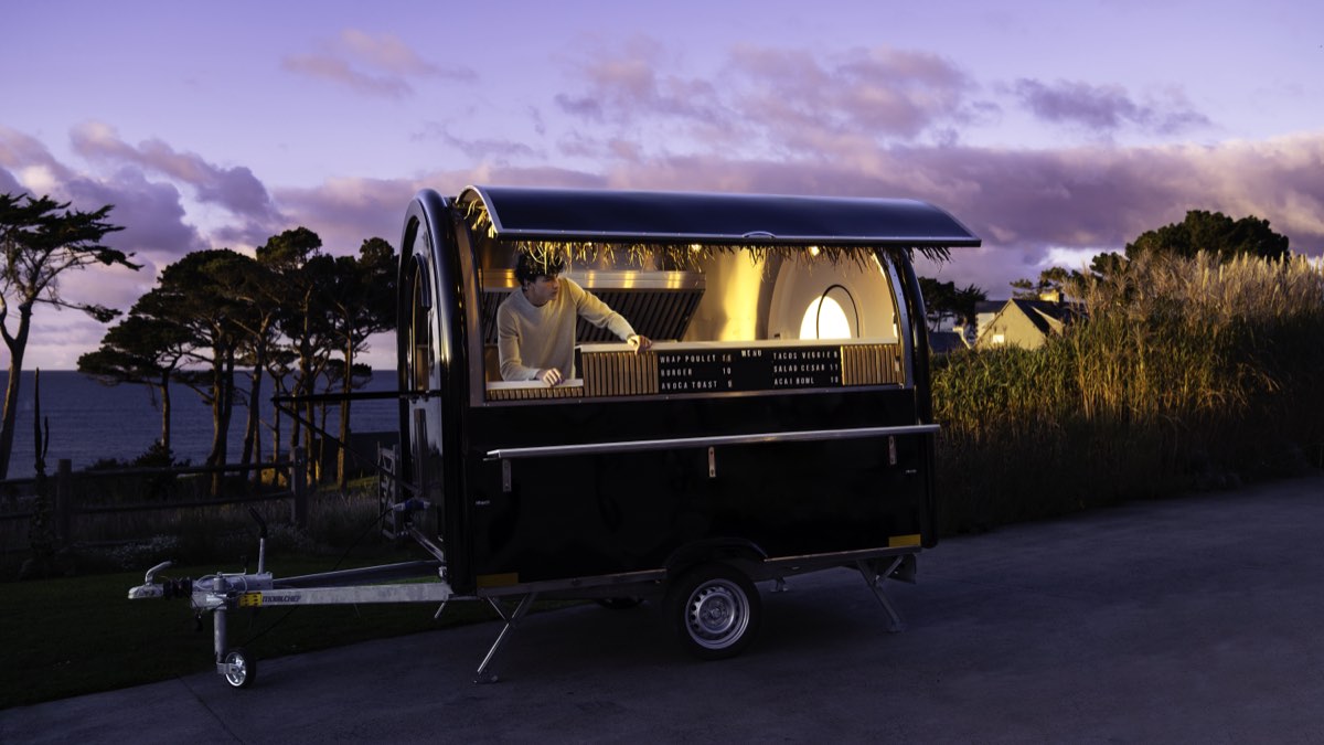 Remorque food truck Chef+ noire, comptoir éclairé au crépuscule