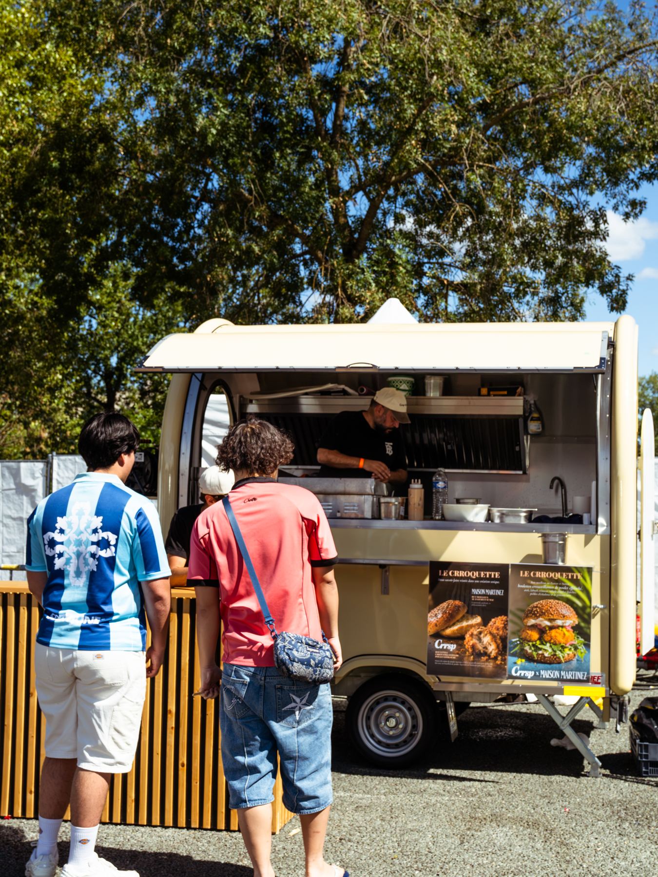 Des clients servis au comptoir d’une remorque food truck