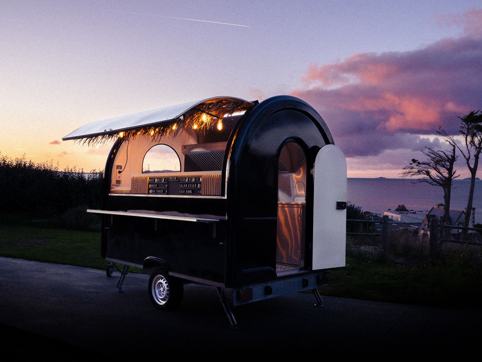 Une remorque food truck au coucher du soleil en bord de mer