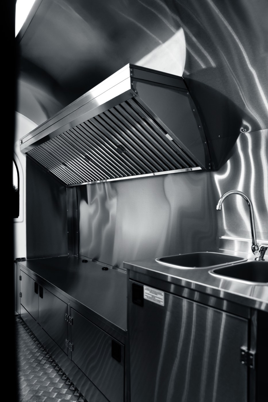Hotte et plans inox d’une remorque Food Truck Store, en noir et blanc