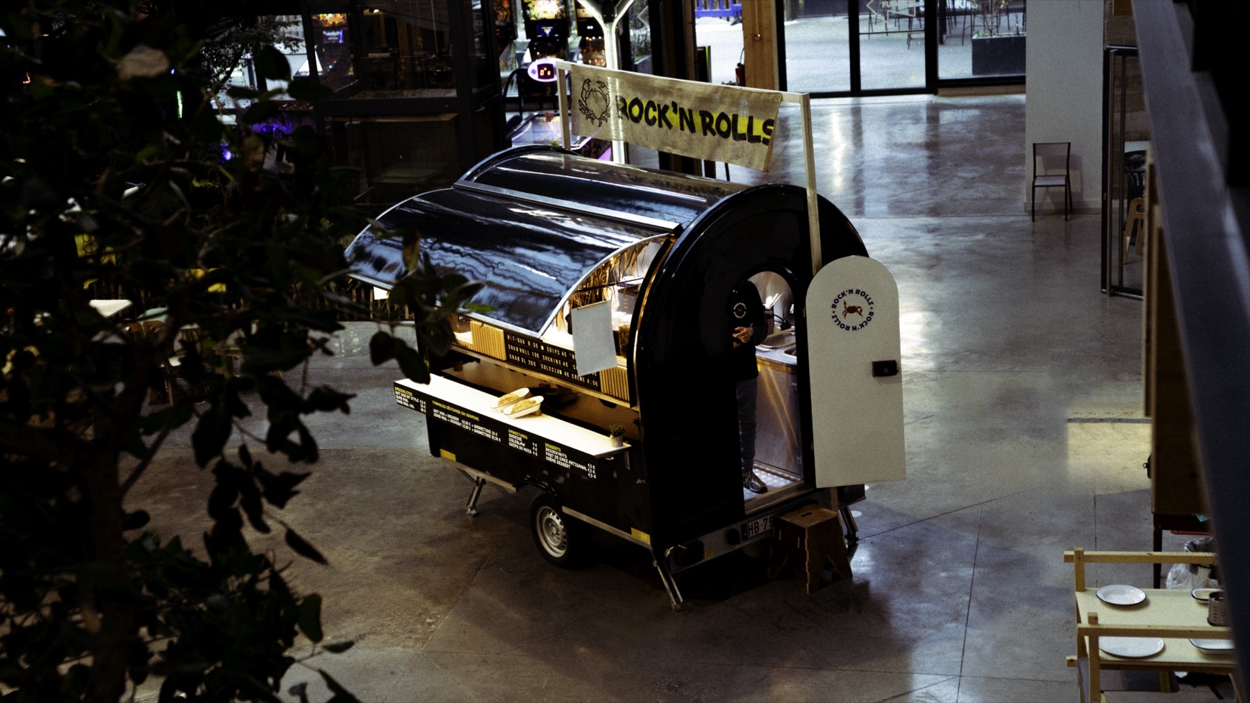 Une remorque Food Truck Store en service dans un food court, vue d’en haut