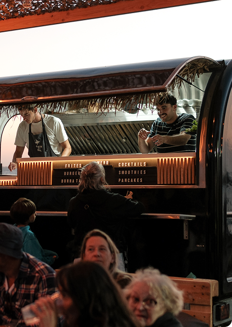 Food truck en soirée, équipe au service des clients
