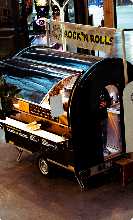 Remorque food truck moderne dans un hall